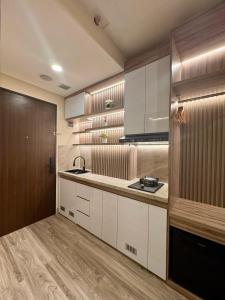 Apartement Trans Park Cibubur By Raya Property with Pool View & Netflix