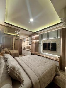 Apartement Trans Park Cibubur By Raya Property with Pool View & Netflix