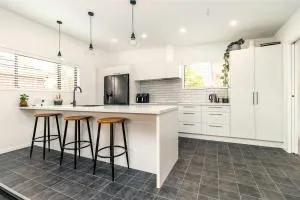 Spacious modern centrally located house - Hilton