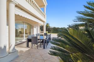 Luxury Seafront Villa with Heated Infinity Pool