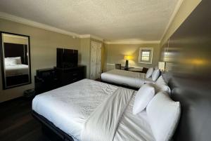 Double Room with Two Double Beds - Smoking room in Travelodge by Wyndham Tuscaloosa
