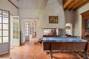 Maisons de vacances Propriete bucolique avec deux maisons, une piscine chauffee et un vaste verger : photos des chambres
