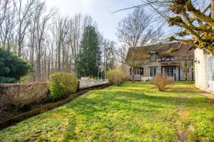 Propriété bucolique avec deux maisons, une piscine chauffée et un vaste verger