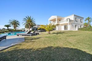 Luxury Seafront Villa with Heated Infinity Pool