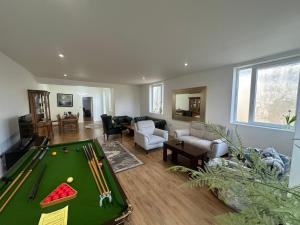 North London A spacious 7 bedroom house accommodating up to 18 people complete with own gym and table tennis
