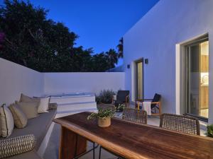 The bright and elegant Villa Akira