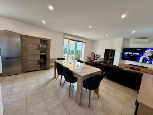 Maisons de vacances Maison 3 chambres avec jardin et spa : photos des chambres