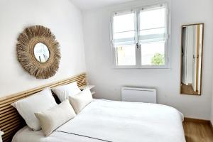 F2 apartment in residence with swimming pool