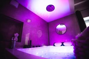 Appartements FRENCH KlSS - Love Room by PRIM0 C0NCIERGERIE : photos des chambres