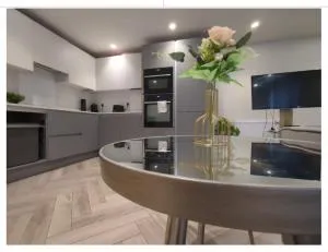 Grand Drive-Spacious & Stylish Family Haven Garden-Parking! - Worcester Park