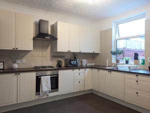 Modern Double Room w Private Bath & Free Parking