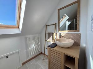 Maisons de vacances Saint Ho Mer Maison lumineuse vue mer 8 pers 4 chambres 2 sdb 2 WC etage renove en 2025 belle terrasse grand jardin clos parking 8 mn a pied petite plage grand jardin pres de Port en Bessin, Bayeux et plage Omaha beach : photos des chambres