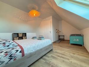 Maisons de vacances Saint Ho Mer Maison lumineuse vue mer 8 pers 4 chambres 2 sdb 2 WC etage renove en 2025 belle terrasse grand jardin clos parking 8 mn a pied petite plage grand jardin pres de Port en Bessin, Bayeux et plage Omaha beach : photos des chambres