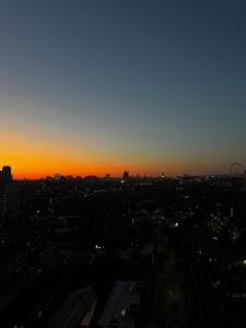 Central London 2-Bed Apartment with London Eye, Big Ben & Sunset Views