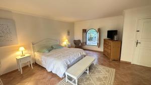 Maisons de vacances La maison a couleur - Mas provencal avec piscine : photos des chambres