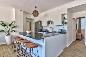 Spacious 2 Bedroom Apartment with Table Mountain View