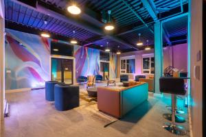 Bright and Bold Escape with NYC Views and Free Parking, Sleeps 9 and 2 Baths