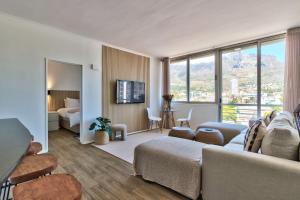 Spacious 2 Bedroom Apartment with Table Mountain View