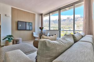 Spacious 2 Bedroom Apartment with Table Mountain View