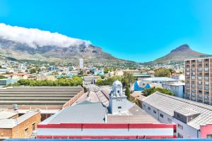 Spacious 2 Bedroom Apartment with Table Mountain View