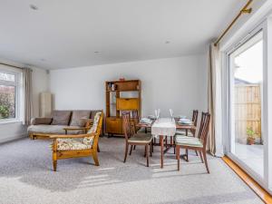 Charming Hayling House with Garden - Pass the Keys