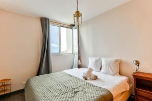 1BR Flat view on Eiffel Tower and Sacré-Coeur