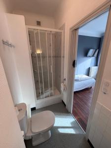 Hotels Crystal Hotel : Chambre Triple avec Douche