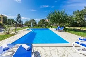 Apartment Susnjici 1 with Pool, Children Playground and Balcony - Baderna