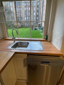Large flat in chic Bruntsfield