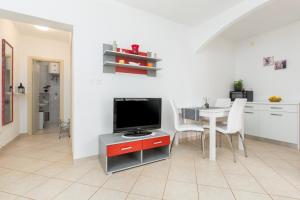 Apartment Susnjici 2 with Pool, Children Playground and Terrace