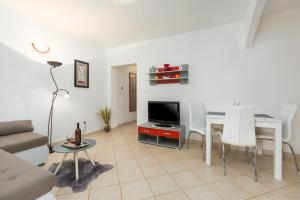 Apartment Susnjici 2 with Pool, Children Playground and Terrace