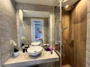 Walk to Markets from a Cozy Studio by Cielo Homes