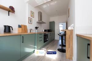 Explore Welsh Wonders, 3 Bedroom House By The One Retreats Short Lets & Serviced Accommodation Treharris