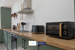 Explore Welsh Wonders, 3 Bedroom House By The One Retreats Short Lets & Serviced Accommodation Treharris