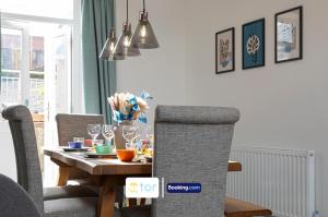 Explore Welsh Wonders, 3 Bedroom House By The One Retreats Short Lets & Serviced Accommodation Treharris