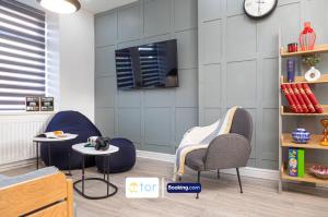 Explore Welsh Wonders, 3 Bedroom House By The One Retreats Short Lets & Serviced Accommodation Treharris