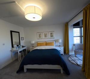 2 Ensuite beds house, sleep 4 With free parking, Self Check-in, and Close link to London, Zone 6