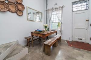 The Old Shop loft apt in the heart of Kalk Bay