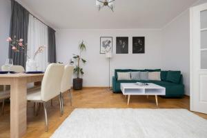 Spacious 4-Bedroom Apartment by Noclegi Renters