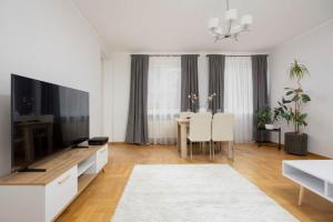 Spacious 4-Bedroom Apartment by Noclegi Renters