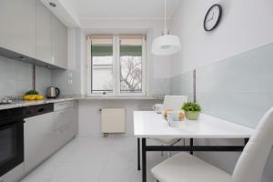 Spacious 4-Bedroom Apartment by Noclegi Renters