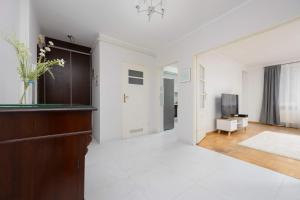 Spacious 4-Bedroom Apartment by Noclegi Renters