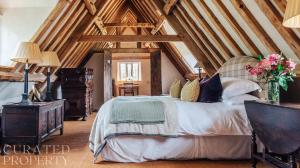 Lavish Tudor Estate & Gardens - Sleeps 20