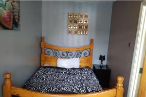 Cosy Cottage- Sleeps 4 Free Parking & Golf Nearby