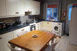 Cosy Cottage- Sleeps 4 Free Parking & Golf Nearby