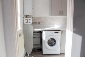 4 Bedroom House-Sleeps 8-Parking