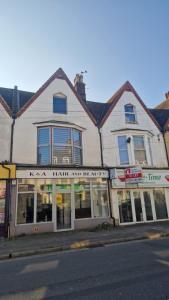 The Coastal Gateway, 3 bedrooms, 5 beds, FREE parking, central location