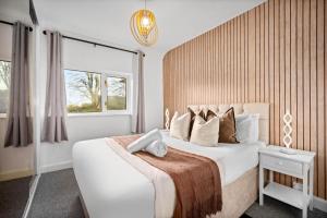 Luxury Four Bed House - Parking - Garden - Netflix 802W