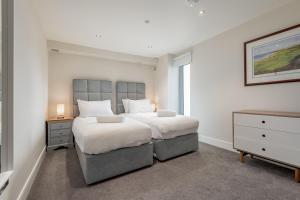 Square Green - No 13 Balcony