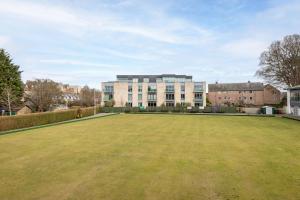 Square Green - No 13 Balcony